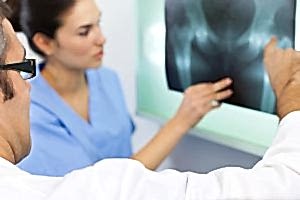 врачи смотрят снимок